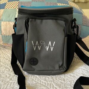 WolfinWinter shoulder bag with adjustable straps and a large zippered center